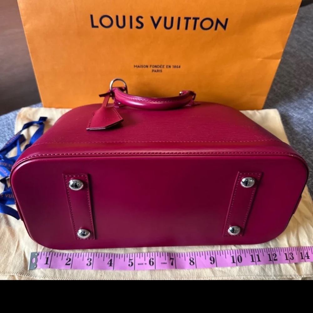 Authentic LV Alma Epi Leather Handbag MM - Picture 12 of 13